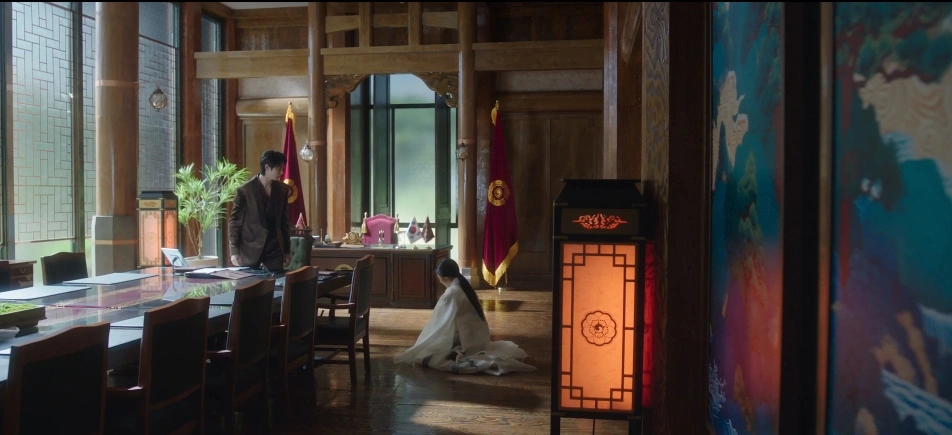 A scene from 21st Century Daegunn Buin showing the Queen Dowager kneeling on the floor before the Daegun — a setting that Korean viewers found incompatible with Joseon's core rules of filial hierarchy.